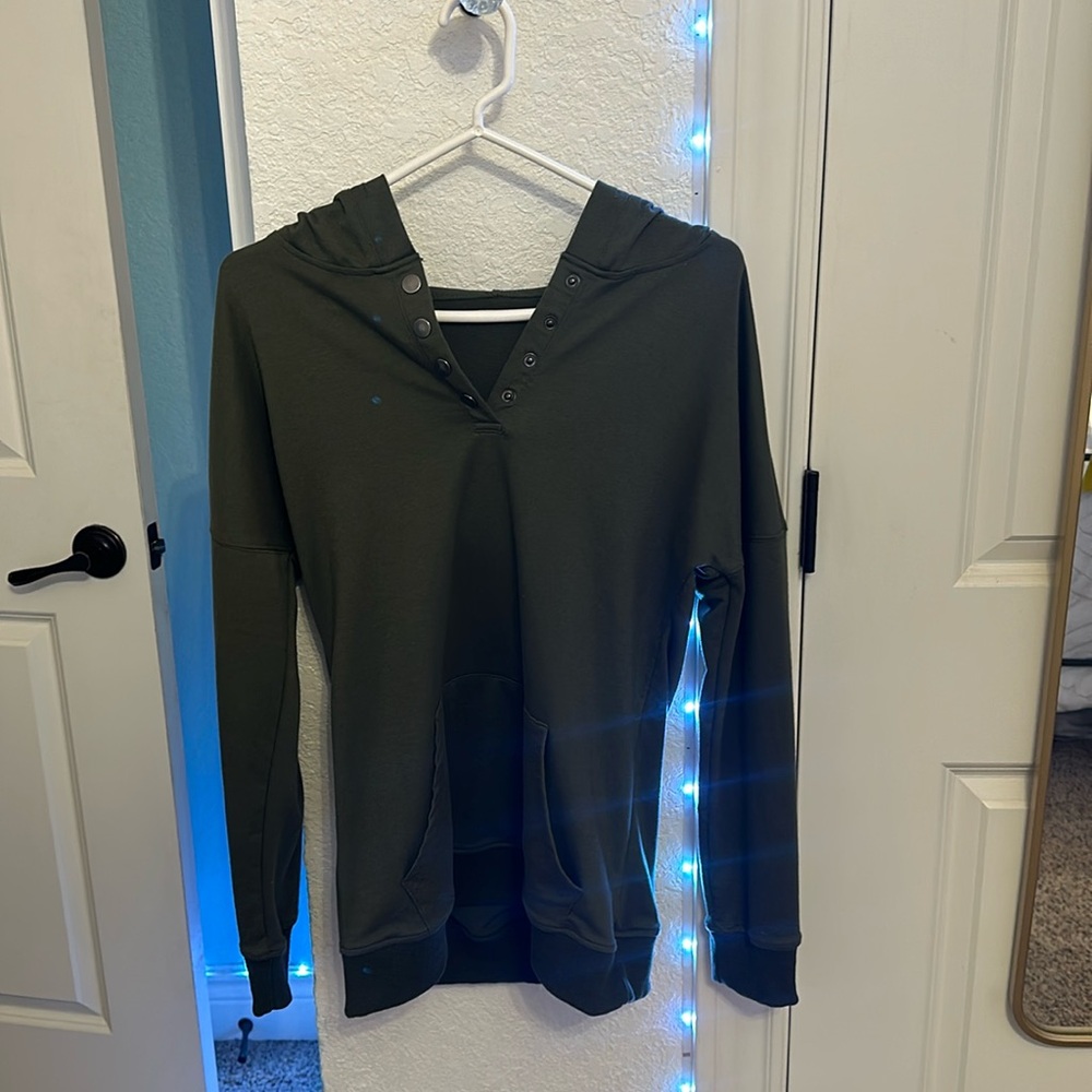 Army green hoodie 3/4 pullover with pockets
Gently used
Great condition!